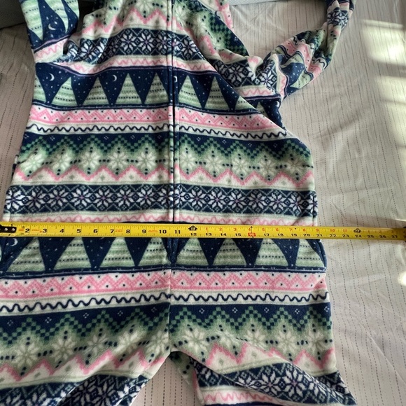One piece Pajamas Size Small - Picture 7 of 10